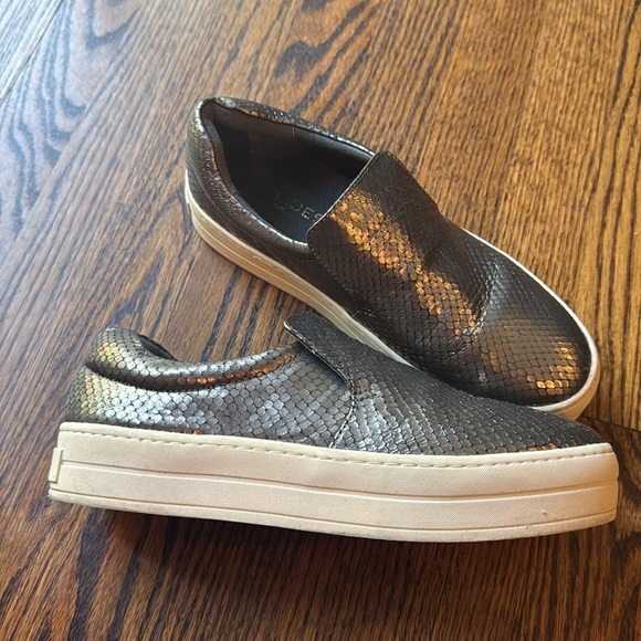 J Slides silver metallic snakeskin texture leather slip on sneakers. Size 8.5. - Picture 2 of 7